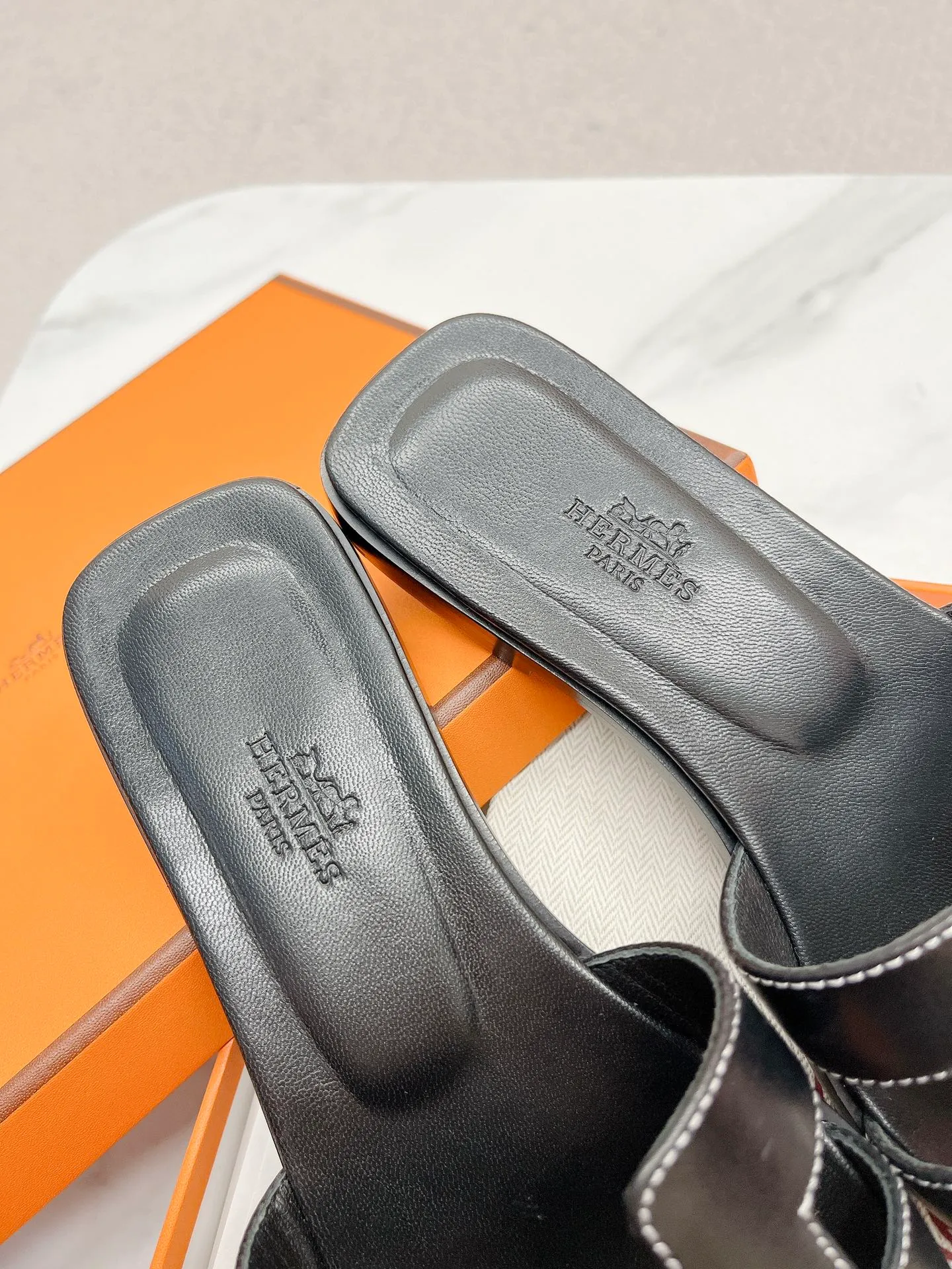 👟👟Ex-factory price 480👟👟 Top version, Hermes 2022 early spring new model, newly revised stitching technology (Hermès), upgraded packaging, upgraded version, workmanship materials upgrade ~ The highest version of Hermes handmade slippers in the market, the same as the original version of the 2022 early spring new model, purely handmade by masters! High-end customization, exclusive products, the highest version in the industry, Hermès' H-slippers are the most classic of the brand. They are constantly upgraded every year with little difference, and what is always improving is comfort. The new model brought by H family today is really classic and novel - it looks good! ! ! 1⃣️Let’s talk about the leather first. The entire shoe is made of imported calfskin. Only such luxurious materials will make the shoes more stylish and durable. 2⃣️The real Italian leather sole is perfectly integrated without any gaps! The technical requirements are very high! After this treatment, the leather base will be less delicate, more wear-resistant, and last longer! The real Italian leather sole is malleable and breathable like the skin. 3⃣️The midsole is also all made of genuine leather! You can take a look at other people's shoes and you'll know! Upper: Italian imported cowhide + original custom-grade Australian sheepskin feet + genuine leather outsole (pursuing top walking comfort) Packaging Let us emphasize: top-level exclusive box, with a full set of packaging series code number: 35 ~ 40 codes